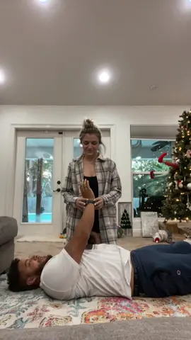 She wouldn’t let big boy finish my set Lmao 😅 #sza #cuffinseason #haha #couplesgoals #funny #benchpress 