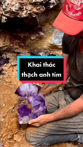 Cận cảnh khai thác tinh thể thạch anh tím tự nhiên ở mỏ 💜 #gemstone #fypシ #phongthuy #đáphongthuỷ #daphongthuy #fengshui #crystal #crystaltiktok #fyp #thachanhtunhien #thachanh #amethystcrystals #amethystgeode #amethyst #thachanhtimthiennhien #thachanhtimtunhien #thachanhtim 
