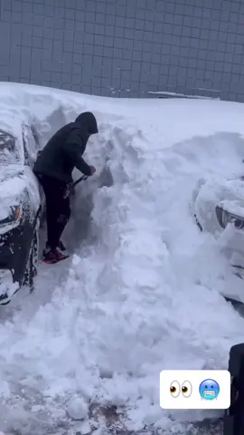 Buffalo Bills players returning to their vehicles in Buffalo 👀😳🥶 (via IG @d.ham3) #nfl #snow #car 