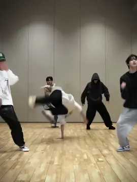 I will never get tired of watching them dance #enhypen #ilovekimsunooo 