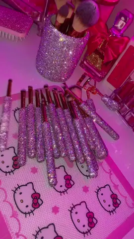 finally got my hands on these 😭✨ #glamorousgirls #viralmakeupbrushes #girlytok #shopaholic 