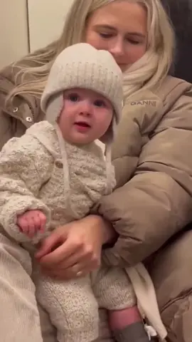 O bebê no metrô de Londres é tão fofo, e a pequena mãe é ainda mais bonita