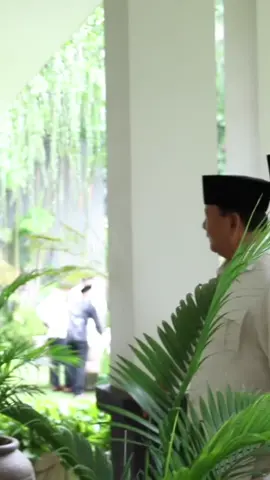 Pak Prabowo bersilaturahmi para Ulama dan Kiai yang ada di Jawa Timur.  Dalam pertemuan tersebut Prabowo mengucapkan terima kasih atas peran penting Kiai dan NU terhadap negara. 