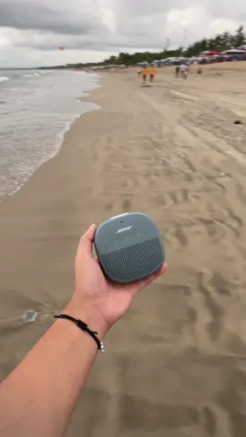 Bluetooth speaker menjadi teman terbaik saat jalan-jalan, dengan Bose SoundLink Micro kamu akan selalu ditemani dengan musik di mana pun, kapan pun dan tanpa ada khawatir rusak karena bluetooth speaker dari Bose ini sudah dilindungi sertifikat IP67. #Bose #SoundLink #Micro #BluetoothSpeakers #BoseIndonesia