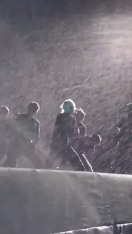 笑えないぐらい雨降ってるけどさすがダンス揃っててほんとすごい 風邪引かないで無事マッコン終えれますように #seventeen 