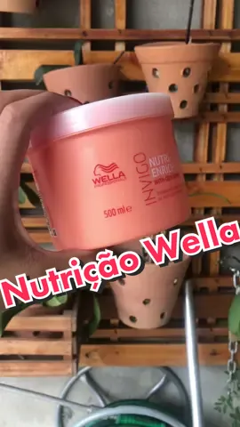 RESENHA NUTRIÇÃO WELLA INVIGO Essa máscara promete nutrição profunda e tratamento intensivo para os fios, indicado para cabelos ressecados e de todos os tipos. É uma nutrição intensa, então se seu cabelo estiver muito volumoso, poroso, desalinhado e com muito frizz o ideal é a NUTRIÇÃO!  A nutrição é responsável por domar os fios, devolver o volume correto do cabelo, deixa-los alinhados e repor óleos. ⚠️ CUIDADO: Etapa de nutrição usada na etapa errada pode pesar os fios e ficar com apendoa de sujo e com aspecto pesado. Também se não enxaguado por completo ele pode pesar, mesmo que você esteja na etapa correta do cronograma⚠️  #dicasdecabelo #fy #cronogramacapilar #nutriçãocapilaresultadomaravilhosooooo 