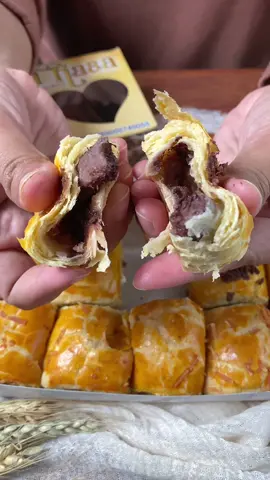 Halo Sobat GRITIWA. Sudah jajankah hari ini, nih Mimin kenalin ada Bolen Manah Rasa loh ada Rasa Coklat dan Rasa Keju. Yuk! Jajan sekarang juga. #gritiwa #jajananbumi #jajananbandung #jajanan  #jajan #jajanyuk #kulinerbandung #makanantradisional  #jajananpasar #cemilan #cemilanbandung