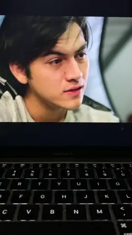 orang yang terlalu berlebihan menunjukan rasa bahagianya, justru itu orang yang lagi berusaha keras buat menutupi rasa sedihnya.