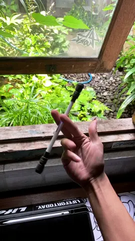 pemanasan sebelum menggambar  #penspinning #penspinningtutorial #penspinningtricks #penspiner #illustration #illustrator #fypシ #fyp #roomdecor #setup 