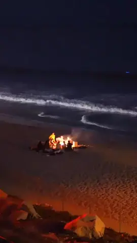 Night chill at the beach with friends, no phone, no internet, just friends and beer 🍻