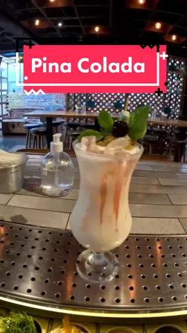 Piña colada é um coquetel doce feito com rum, leite de coco e suco de abacaxi. É servido geralmente batido ou mexido com gelo. #bartender #bartenderlife #gopro #pov #fy 