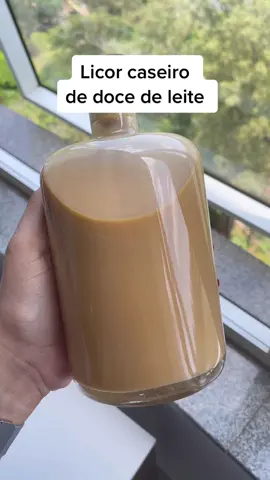 Me segue na rede vizinha! Lista de ingredientes na descrição 👇🏾 1 lata de doce de leite cozido ( quanto mais cozido, mais escuro fica o licor)  150g de açúcar  150ml de água  250ml de cachaça envelhecida ou vodka 