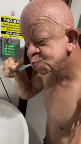 @Bruno Diferente escovando os dentes😂😂 
