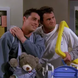 best bromance ❤️ #friendsreunion #friendstvshow #friendstv #friendstvofficial #joeytribbiani #chandlerbing #mattleblanc #matthewperry #rachelgreen #jenniferaniston #90s #edit #monicageller 