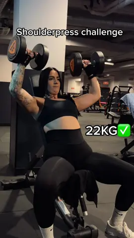 Get ready for some pretty faces with me during this shoulderpress challenge 😂 #GymTok  #gymmotivation #FitTok #shoulderpress #challenge #gym #fyp 