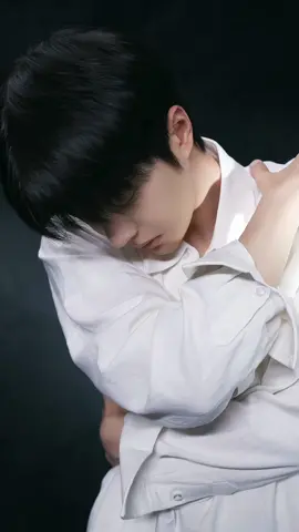 แอร้ยยยยนอี้ป๋ออฟช.มาลงรูปหล่อแบบใจสั่น ป๋อมาแต่ละทีต้องสูดหายใจลึกๆ หล่อจะเป็นลมขาวจัง 🤭🤭 เสื้อขาวดือมากกกกก#wangyibo王一博 #wangyibo #หวังอี้ป๋อ 