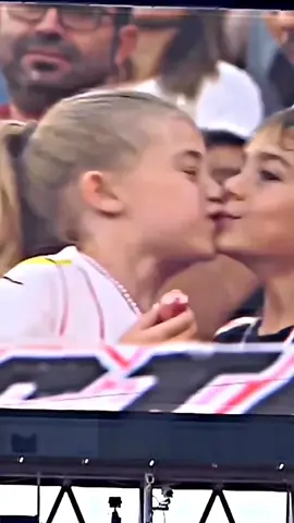 Omg 🥳💋🌙 #kisscam #luaaakids #taftg #fyp #kids #kiss #moment 