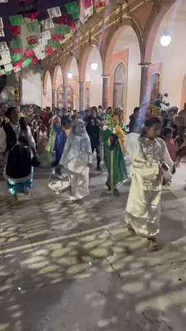 Aquí les comparto este video de la posada de el 22 de Diciembre que toco en mi barrio La Piedra en El Platanal, Michoacán!🥰🇲🇽🎄😋❤️#fyp #parati #posada 