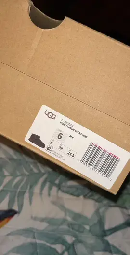 I’ve seen a lot of lady’s on here having trouble putting on their ulta mini uggs. Not sure if this will help but this is how I get mine on. #hopethishelps #uggs #mini #ultras 