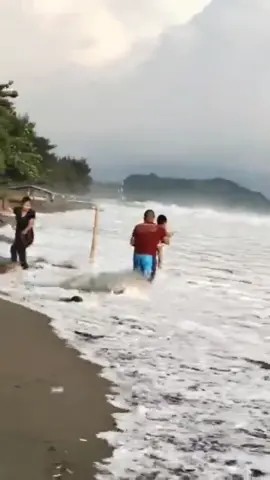 Ketika ombak palabuhanratu kurang bersahabat #wisatapalabuhanratu #pantaisukabumi #gelombangtinggi 