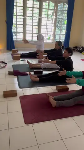 Yoga therapy back pain and shoulder pain  Senin pagi awal pembuka tahun 2023 All level class @ONE HOMY #yogamedan  #yinyoga 