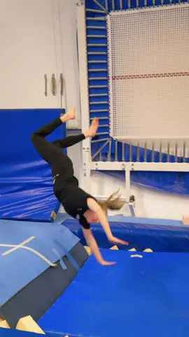 Was für ein Trick sollte das werden? 🥴 (NICHT NACHMACHEN ⚠️ keiner wurde verletzt) #merlegymnastics #fail #backflip #salto #turnen #flipping #gymnastics #funny 