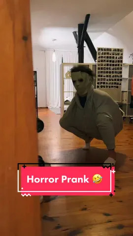 Was ein Angsthase 😂 Wie er am Ende wegrennt 🧟‍♀️ #couple #couplecomedy #lachflash #reaction #horrorprank #prank #funny #fypシ #goviral #trending #beziehung #maske #foryou 