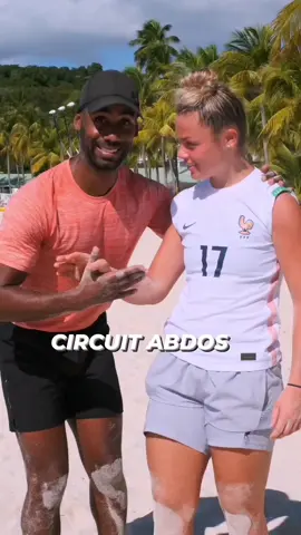 CIRCUIT ABDOS 🔥🔥🔥 Voici un circuit d'exercices pour la sangle abdominale que nous avons réalisé pour finir la séance d'entraînement. Réalise 3 à 4 tour de ce circuit, avec 45 secondes par exercice. Un circuit Simple rapide et efficace.🙌🏼 #sportiktok #circuitgainage #MentalHealth 