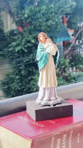 Tượng đức mẹ bế Chúa, đẹp về mẫu mã, màu sơn sắc nét, mẫu mã Italy, 15cm, tượng để bàn, để xe ô tô