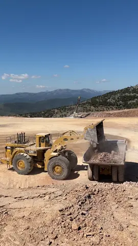 Cat 994 Wheel Loader Loading Dumpers! #megamachineschannel #wheelloader #caterpillar994 #dumper #mining #construction #machines #heavyequipment #truck