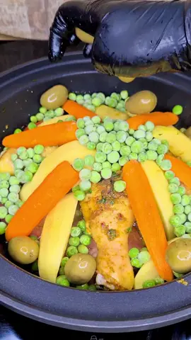Tajine Poulet 👩‍🍳 Abonnes toi pour plus de recettes et enregistre pour ne pas la perdre  ingrédients pour 2 personnes: - 3 pilons de poulet - 1 oignon  - 2 gousses d'ail  - persil/coriandre - 1 tomate - 2 carottes - 2 pommes de terre  - petits pois - olives vertes - huile d'olive  - sel/poivre/curcuma/gingembre/cumin/paprika/ras el hanout/cannelle  - 1 grand verre d'eau  Cuisson à petit feu pendant 1h30/2h surveiller la cuisson  Enjoy! #cuisine #tajine #cooking #recettefacileetrapide 