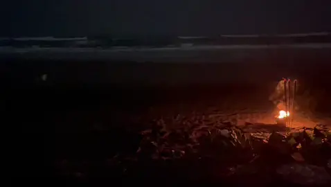 Ritual ngalap berkah Pantai Parangkusumo  Ketika @kiarjunasamudra Sedang menjatkan doa doa teliat nampak jelas sekali!  Ada sinar hijau berjalan dari sebelah kiri beliau dan menghilang ketika menembus di dada @kiarjunasamudra  Kehadiran para leluhur yang di datangkan untuk memanjatkan doa dan meminta berkahnya kepada yang maha kuasa. Berdoa menjadi satu cara manusia berkomunikasi dengan Tuhannya. Begitu pula dalam Islam, doa mempunyai kedudukan penting dalam ajaran agama. Setiap harinya, umat muslim memanjatkan doa kepada Allah SWT untuk meminta rezeki, memohon ampun, dan sebagainya. Dalam Islam, keutamaan doa memang sangat luar biasa.  Doa tidak saja jadi cara untuk meminta kepada Allah SWT. Lebih dari itu, dengan doa, seorang muslim bisa semakin dekat dengan sang penciptanya. Di kehidupan ini pun sudah banyak orang yang membuktikan kekuatan dari doa. Namun untuk bisa diterima, tentunya doa harus diucap dengan tulus. Oleh karena itu, sudah semestinya umat muslim memahami keutamaan doa. Dan apabila hamba-hamba-Ku bertanya kepadamu (Muhammad) tentang Aku, maka sesungguhnya Aku dekat. Aku kabulkan permohonan orang yang berdoa apabila dia berdoa kepada-Ku. Hendaklah mereka itu memenuhi (perintah)-Ku dan beriman kepada-Ku agar mereka memperolehnya. Apabila salah seorang di antara kalian berdoa maka hendaklah ia bersungguh-sungguh dalam permohonannya kepada Allah dan janganlah ia berkata, 'Ya Allah, apabila Engkau sudi, maka kabulkanlah doaku ini,' karena sesungguhnya tidak ada yang memaksa Allah.