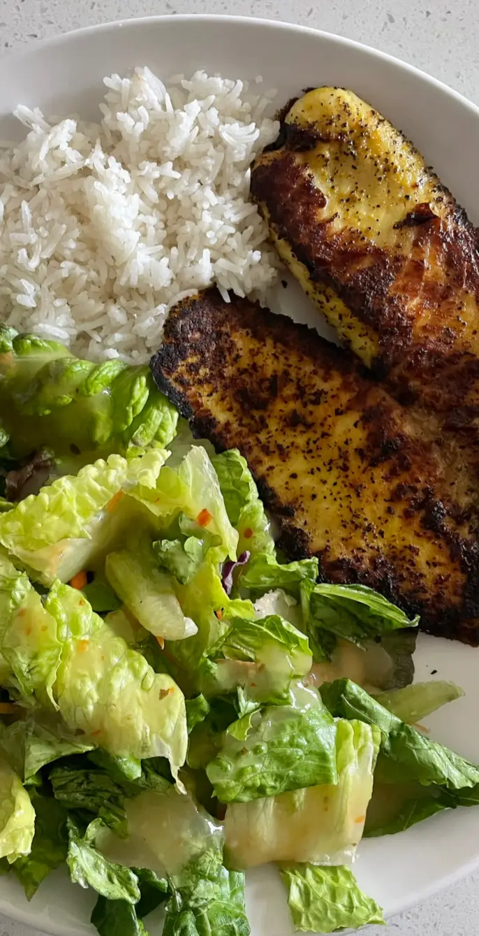 Full day of eating 🍓 Supplements: aloe, hyaluronic acid, greens + vitamins (not pictured) Breakfast: 1 egg, 2 egg whites, spinach, daves killer bread with vegan goat cheese, strawberries, pumpkin spice latte Lunch: lemon pepper tilapia, basmati rice, salad Snack: banana pb chocolate protein shake Snack: nut medley Dinner: ground turkey, cauliflower rice, salad Dessert: cereal  #wieiad #food #healthyliving #healthyfood #whatieatinaday #Fitness #wellness #DailyRoutine  