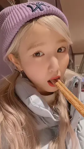츄러스는 내가 제일 좋아하는 간식이다. #hitomi #izone #fyp #viral #foryou #zyxcba #kpop #idol #mukbang #fancameating 