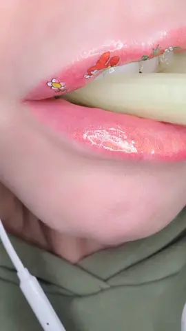 ASMR Satisfying Eating Crunchy Celery #foodasmr #crunchsounds #tingletriggers #satisfyinglips 