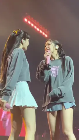 jenlisa  #blackpink #jennie #lisa #jenlisa #concert #fancam #stay