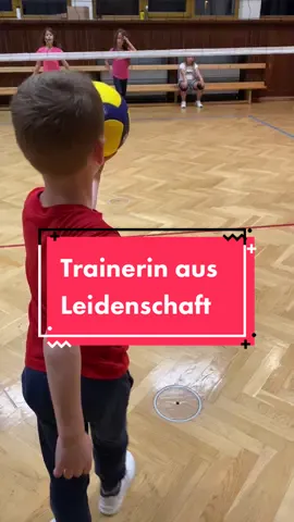 „Keiner ist gelernter vom Himmel gefallen!“- dieses Sprichwort stimmt auf den Punkt! Spaß beim Training, Motivation und Teamwork lernen die Kids beim Volleyball Training in Grafenstein! #volleyball #kinder #kindertraining #grafenstein #volleyballplayer #volleyballlife #kinder #kids #training #ballspie #kärnten #grafenstein #spiel #spaß #motivation 