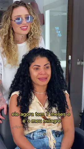 Não existe uma explicação lógica na relação de uma mãe com um filho(a). Eu não posso explicar pq ainda não sou…  Uma coisa eu tenho certeza… Nenhuma mãe está preparada pra dor de um filho, nenhuma mãe está preparada pra abrir mão de proteger sua cria…  Esse dias recebi um abraço apertado de uma cliente que veio até mim desabafar.  -Gue meu filho está com câncer. E chorou.  Eu não soube o que dizer, apenas abracei. Pq não existem palavras o suficiente pra curar a dor de saber que não está em seu controle.  Mas Deus protege e acalma o coração de seus filhos todos os dias.  Então ser mãe e se preparar pra enfrentar o mundo, é criar uma coragem e força que vc jamais imaginou que teria.  Como sei disso? Eu tive a melhor mãe do mundo.  Minha homenagem para duas mães e mulheres fortes que estão passando momentos difíceis em suas vidas.  Dona Fátima e Verinha.  #explore #explorar #explorepage #viral #viralvideo #viralizou #gueoliveira #capamagicagueoliveira #ascegasgueoliveira #videosviral #autocuidado #contandohistorias #historias #autoestima 