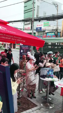 hát lúc  16h chiều mà nhiều bạn bình luận là sao ít fan vậy, hát ở Thái thì chắc là đông hơn... hát cho hãng xe lên cũng ko quảng cáo rầm rộ, chưa kể hát lúc 4h chiều mọi người vẫn phải đi làm thì mấy ai đến được, nhiều bạn còn bảo tiếc vì ko biết hùng đến kìa. .. thôiiii kệ miễn nghe bạn hùng nhà mình hát hay là được còn kệ cre:duong bich phuong  #quanghungmasterd #muzik #thailand #xuhuongtiktok #lophochoanmy #viral #noibat #hottrend #hondalongxuyenangiang#muzik 