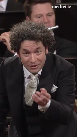Ever seen a conductor conduct...the audience? #radetzkymarsch #gustavodudamel #newyearconcert #classicalmusiclovers