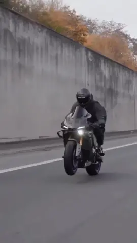 R1 🔥 - - - Youtube kanalıma göz atmayı unutmayın 🙌 - - - #no1 #motoredit #viraj #beğendim #fyp #keşfet #motorcycle #tekteker #edit #