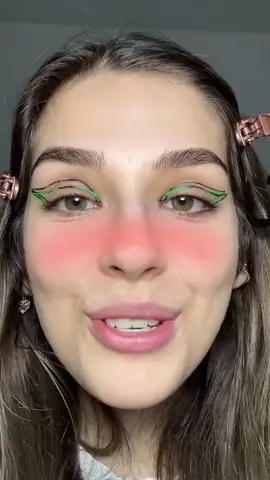 Réponse à @juju c’est si frustrant de se maquiller de la main gauche 😭😭#randomeyelinerfilter #randomlipcombo #makeupfilterchallenge #makeupchallenges #lejourdesfiltre 