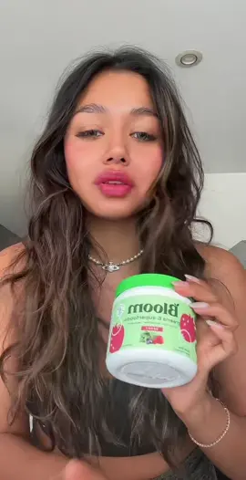 Año Nuevo regresamos a la vida fit ✨ probando los famosísimos @bloomnu que toma  la bellísima @leanadeeb 💘🫐🍒 #bloomnutrition #smothie 