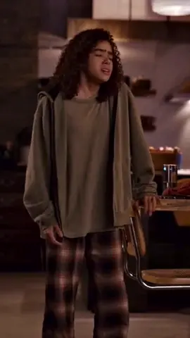 #ginnymiller | | Ginny has a panic attack and Zion helps her calm down.  #foryoupage #ginnyandgeorgia #ginnyandgeorgianetflix #netflixshow #rave 