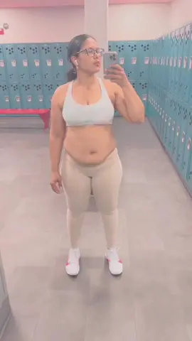 Siiii!! Esta soy Yo con 190 libras 🫣🤭  Ha sido difícil. Me ha costado mucho sacrificio pero lo quiero compartir porque quiero que algunas personas sepan que no importa en que etapa estés, lo importante es comenzar y no rendirse. Con disciplina y paciencia los cambios vendrán. Esto solo es el comienzo. Actualmente tengo 172lb. Estoy muy orgullosa de mi y así que voy por massssss. Ahora mi Salud está mucho mejor y mi seguridad en mi misma va creciendo cada día más. Gracias Dioosss y gracias a Mari Polanco ❤️ #seguridad #fypシ #CapCut #lasenoraley #results #viralvideo #followme #Fitness #gym #GymLife #gymgirl #icandoit #ididit 