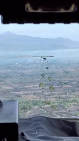 #terjunpayung #parachutejump #skadronudara32 #lockheedmartin #c130hercules #tentaranasionalindonesia #tniau #militerindonesia #militerudara #tniauindonesia 