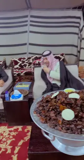 الشيخ : فهد بن حثلين في زيارة مالك الإبل : فهد بن عبدالله الشريع
