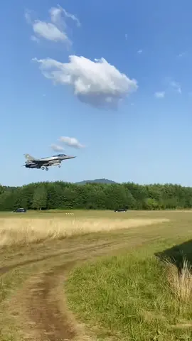 #sound #f16 #polish #polishairforce #f16fightingfalcon #f16falcon #slovakia🇸🇰 #airport #airportlife #fypage #fypシ #fypシ゚viral #viralpost #foryoupage #aviation #avgeek #fighter #fighterjet #fighterpilot 