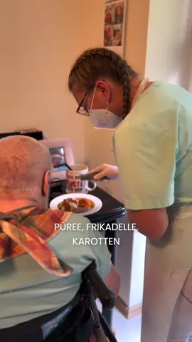 Jeden Tag gibt es frisch gekochtes Mittagessen aus unserer hauseigenen Küche. 🧑‍🍳 Die Gerichte werden seniorengerecht zusammengestellt und auch für Abwechslung ist gesorgt. Hat ein:e Bewohner:in ein bestimmtes Wunschgericht, nehmen unsere Küchenfeen dieses gerne auf und sorgen für Freude wenn das Lieblingsessen gezaubert wird. 🤍✨ #nordfriesland #pflegepartnersuedtondern #nordsee #pflegeheim #pflegekraft #alltag #pflegemitherz 