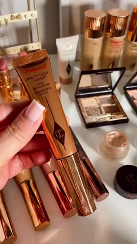 Swatching the Charlotte Tilbury Hollywood Beauty Light Wand in the Shade “Spotlight”  Its a sell out for a reason! Perfect, perfect, perfect 🤌🏼✨  @charlottetilbury #aff #beautylightwand #charlottetilbury #magicmakeupstar